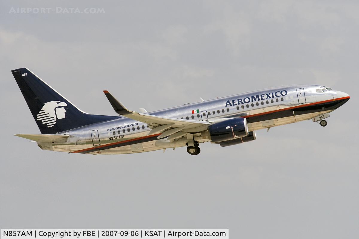 N857AM, 2004 Boeing 737-752 C/N 33793, shiny B737-700 retracting its gear after takeoff from KSAT