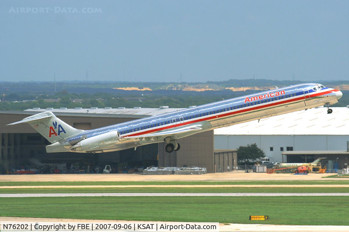 N76202, 1992 McDonnell Douglas MD-83 (DC-9-83) C/N 53292, AA MD83 during takeoff