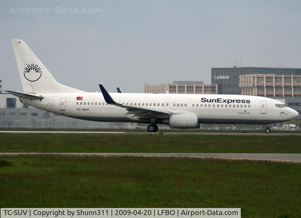 TC-SUV, 2001 Boeing 737-86N C/N 30807, Taking off rwy 32R