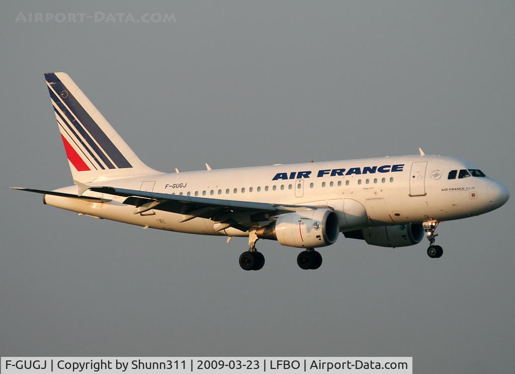 F-GUGJ, 2005 Airbus A318-111 C/N 2582, Landing rwy 32R