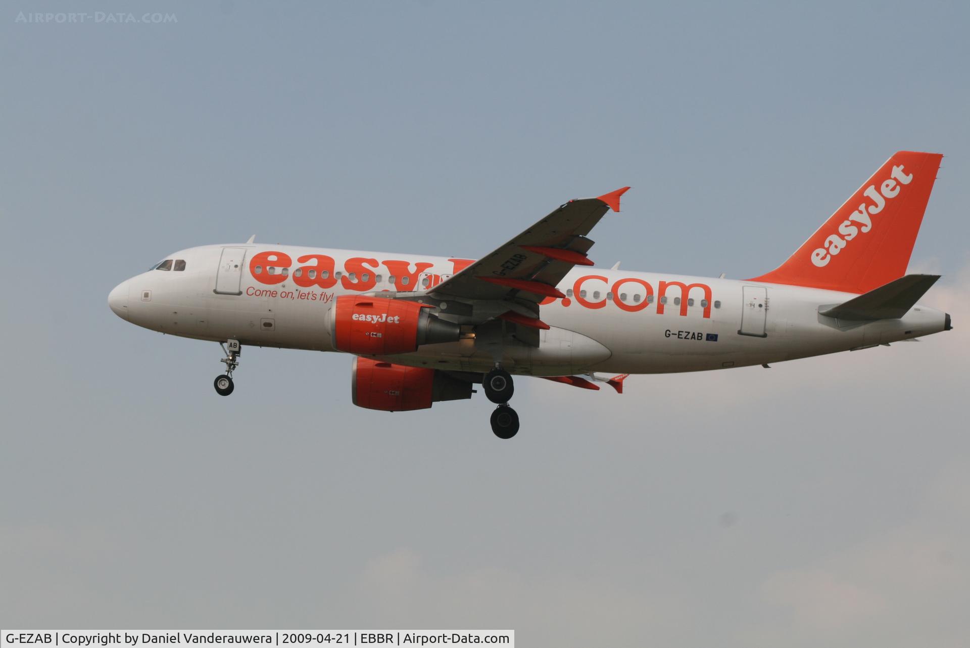 G-EZAB, 2006 Airbus A319-111 C/N 2681, flight EZY4701 is descending to rwy 25L