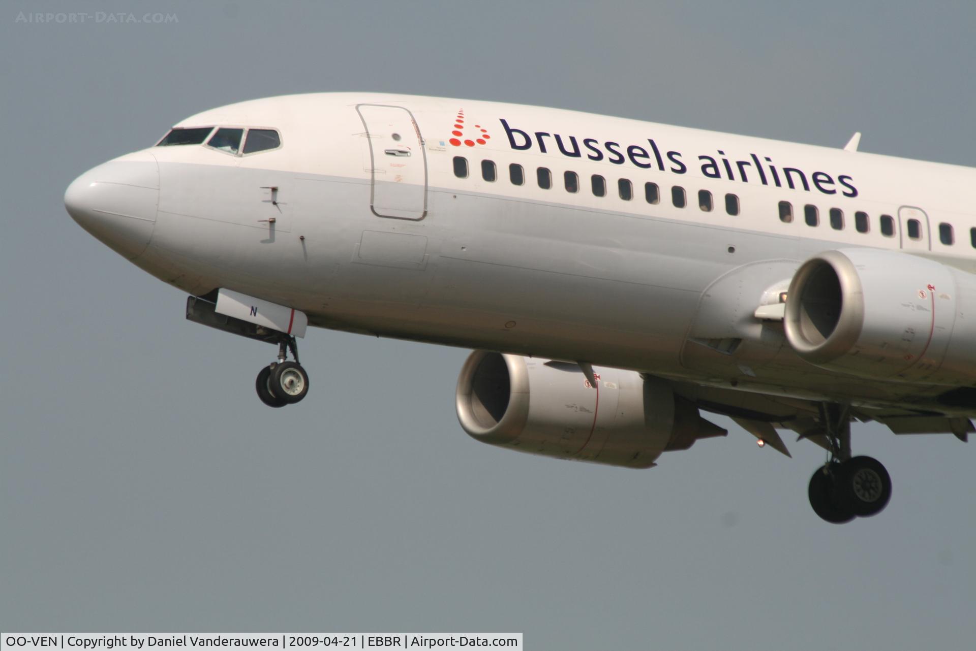OO-VEN, 1998 Boeing 737-36N C/N 28586, flight SN3722 is descending to rwy 25L