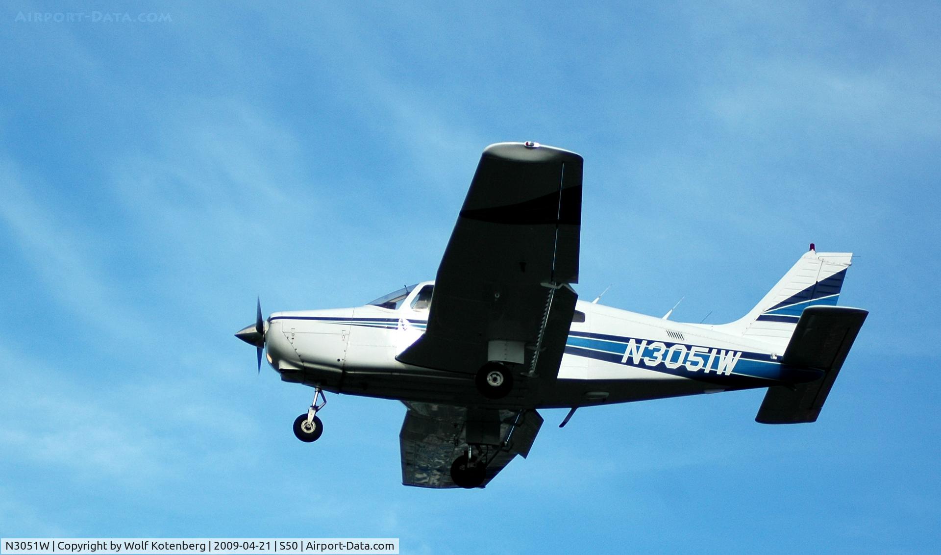 N3051W, 1981 Piper PA-28-161 C/N 28-8116276, landing