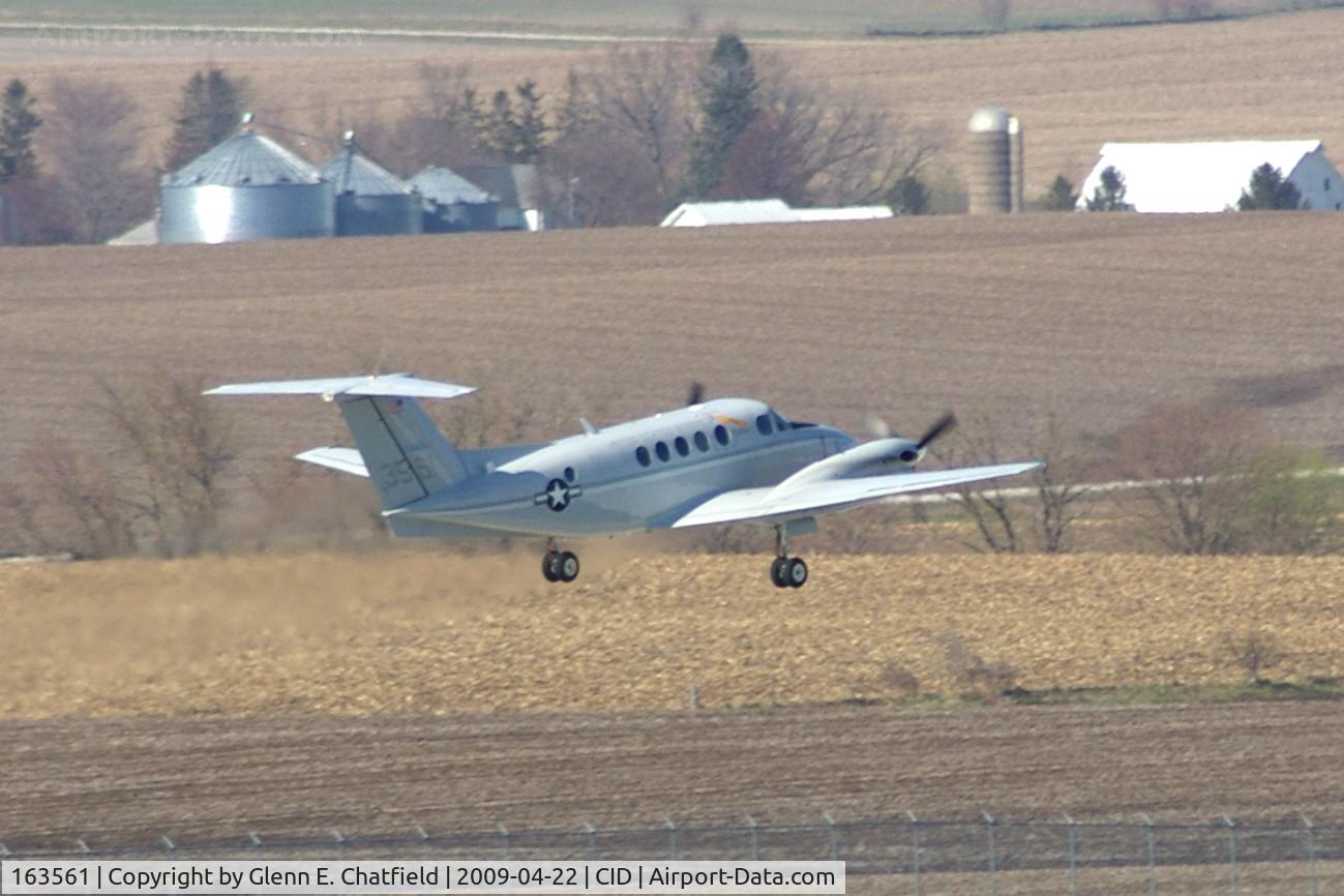 163561, Beech UC-12F Huron C/N BU-09, Departing Runway 27