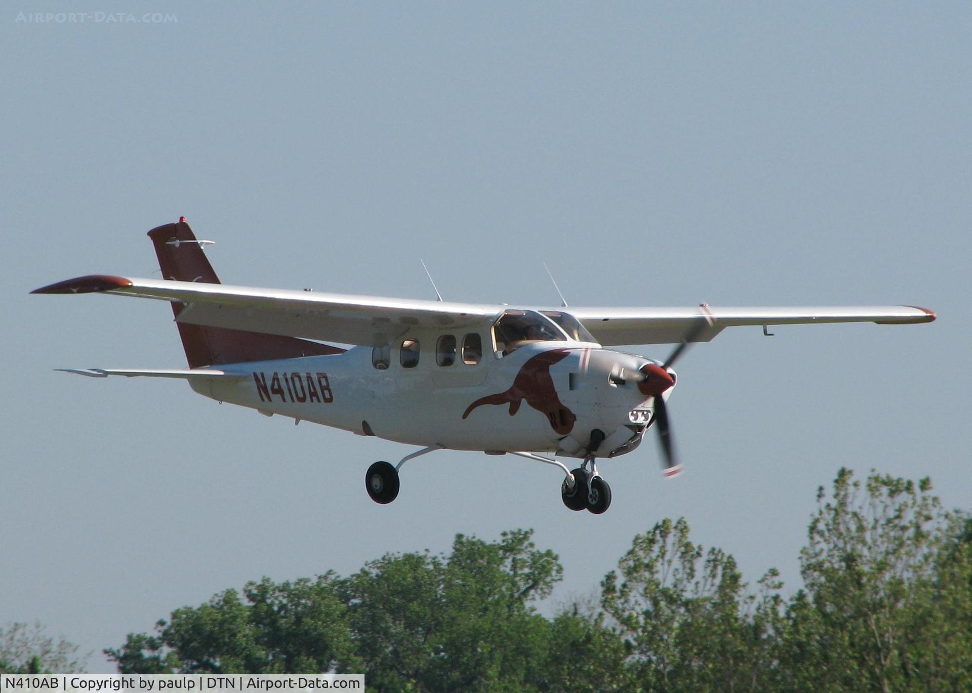 N410AB, 1979 Cessna P210N Pressurised Centurion C/N P21000352, Landing on runway 14 at the Shreveport Downtown airport.