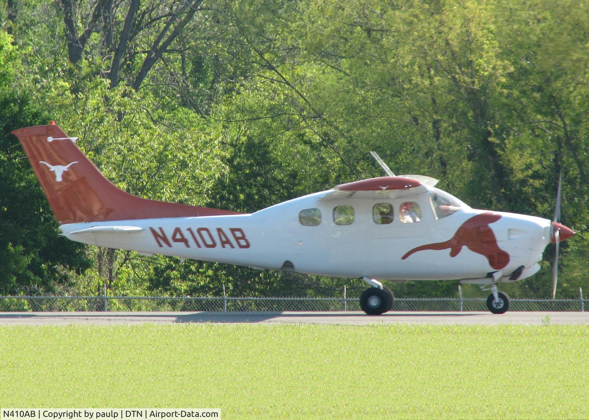 N410AB, 1979 Cessna P210N Pressurised Centurion C/N P21000352, Starting to roll for take off on 14 at the Shreveport Downtown airport.
