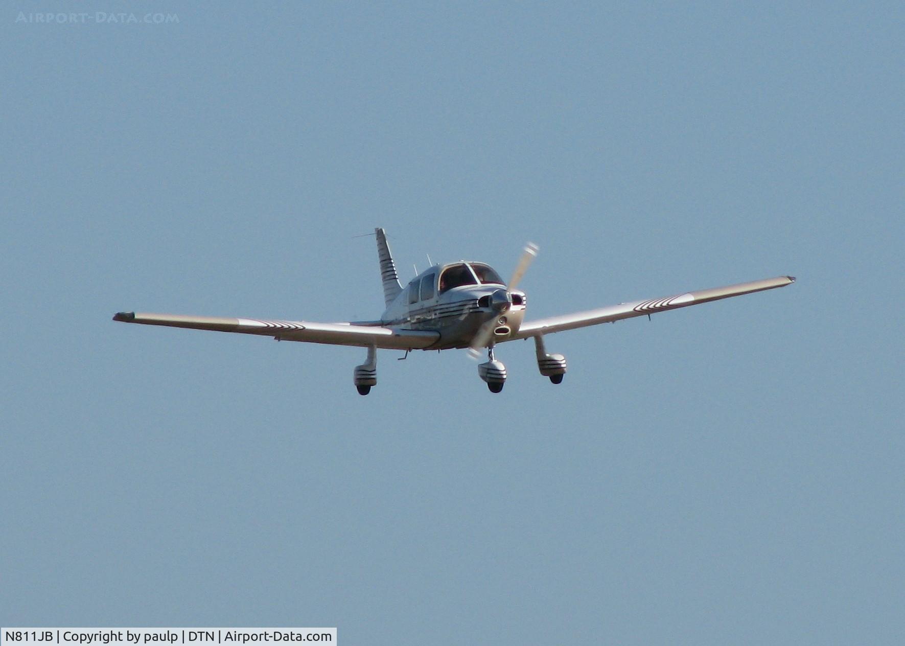 N811JB, 1989 Piper PA-28-236 Dakota C/N 2811026, Landing on 14 at Downtown Shreveport.