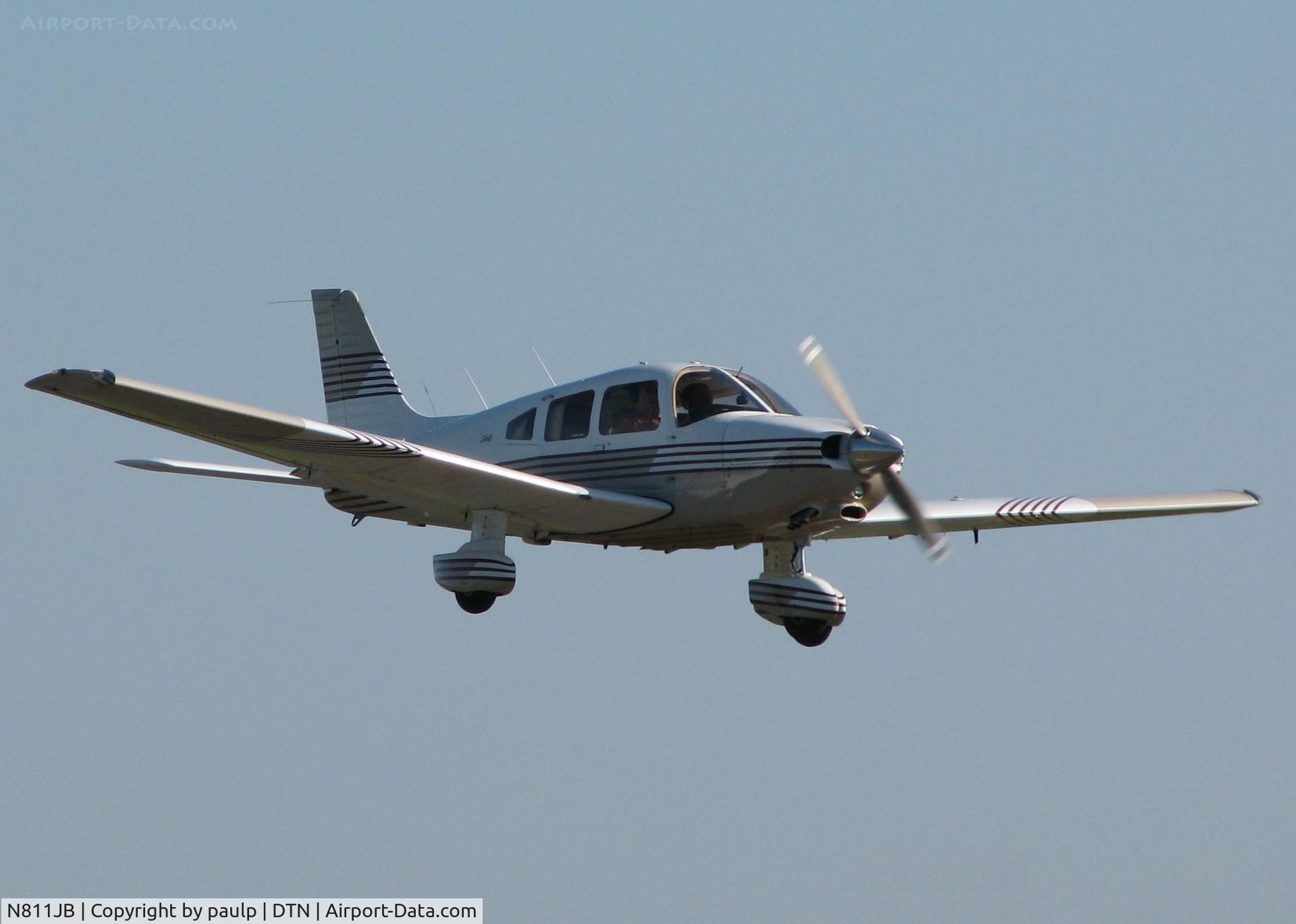 N811JB, 1989 Piper PA-28-236 Dakota C/N 2811026, Landing on runway 14 at Downtown Shreveport.