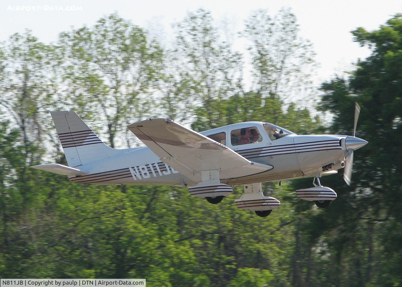 N811JB, 1989 Piper PA-28-236 Dakota C/N 2811026, About to touch down on runway 14 at the Shreveport Downtown airport.
