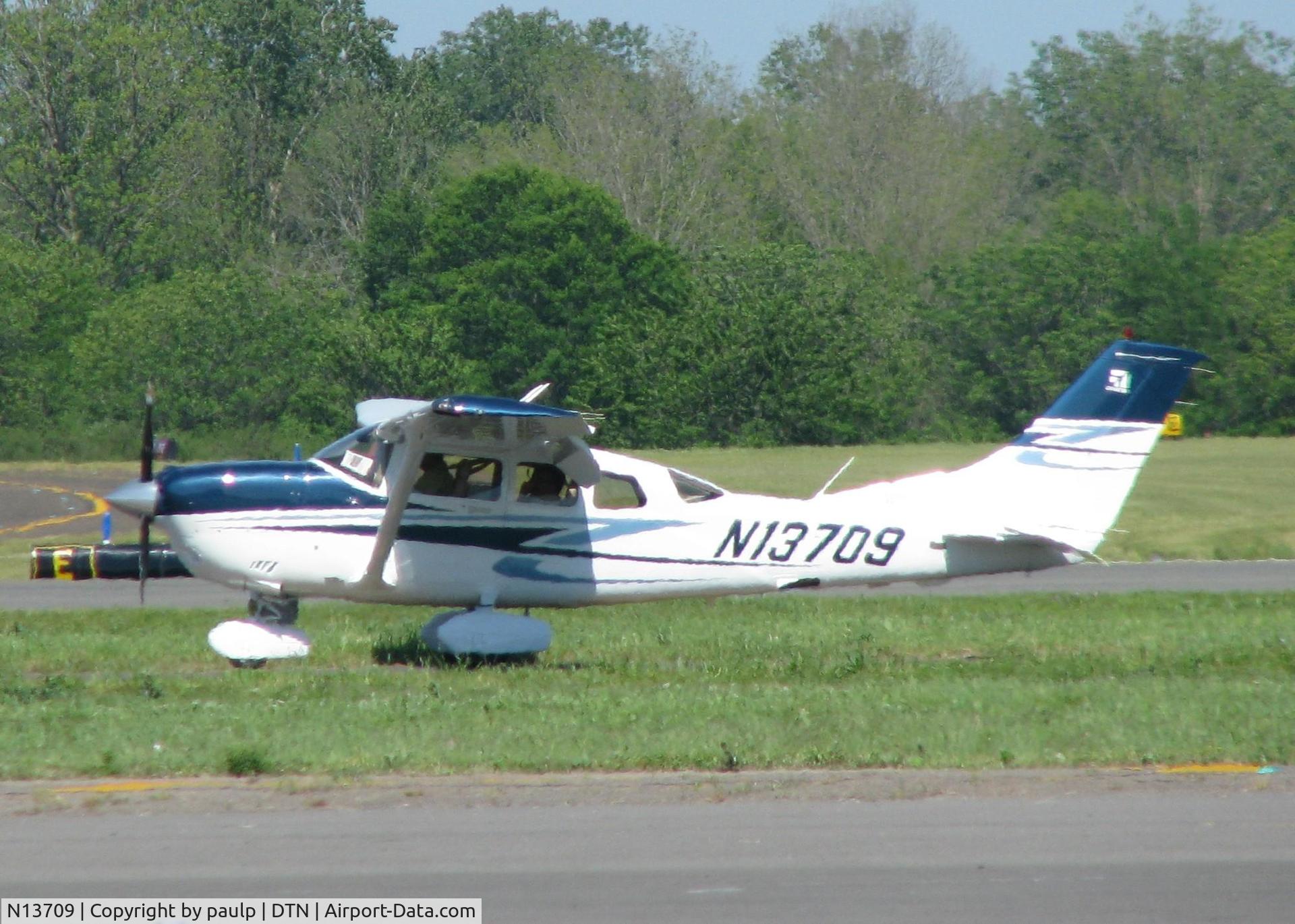 N13709, 2007 Cessna T206H Turbo Stationair C/N T20608706, Taxiing after landing on 32 at the Shreveport Downtown airport.