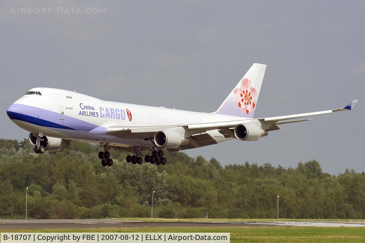 B-18707, 2001 Boeing 747-409F/SCD C/N 30764, short final
