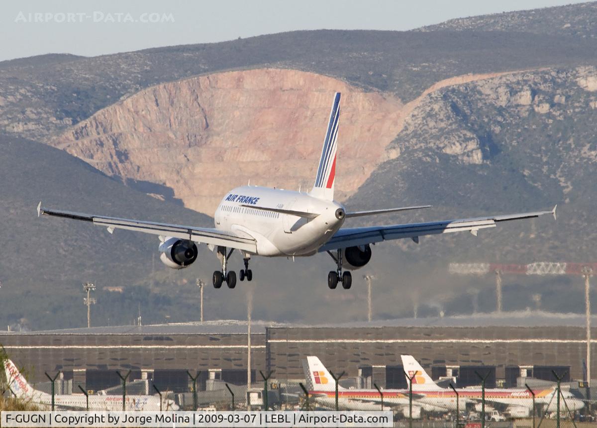 F-GUGN, 2006 Airbus A318-111 C/N 2918, Clear to land RWY 25R.