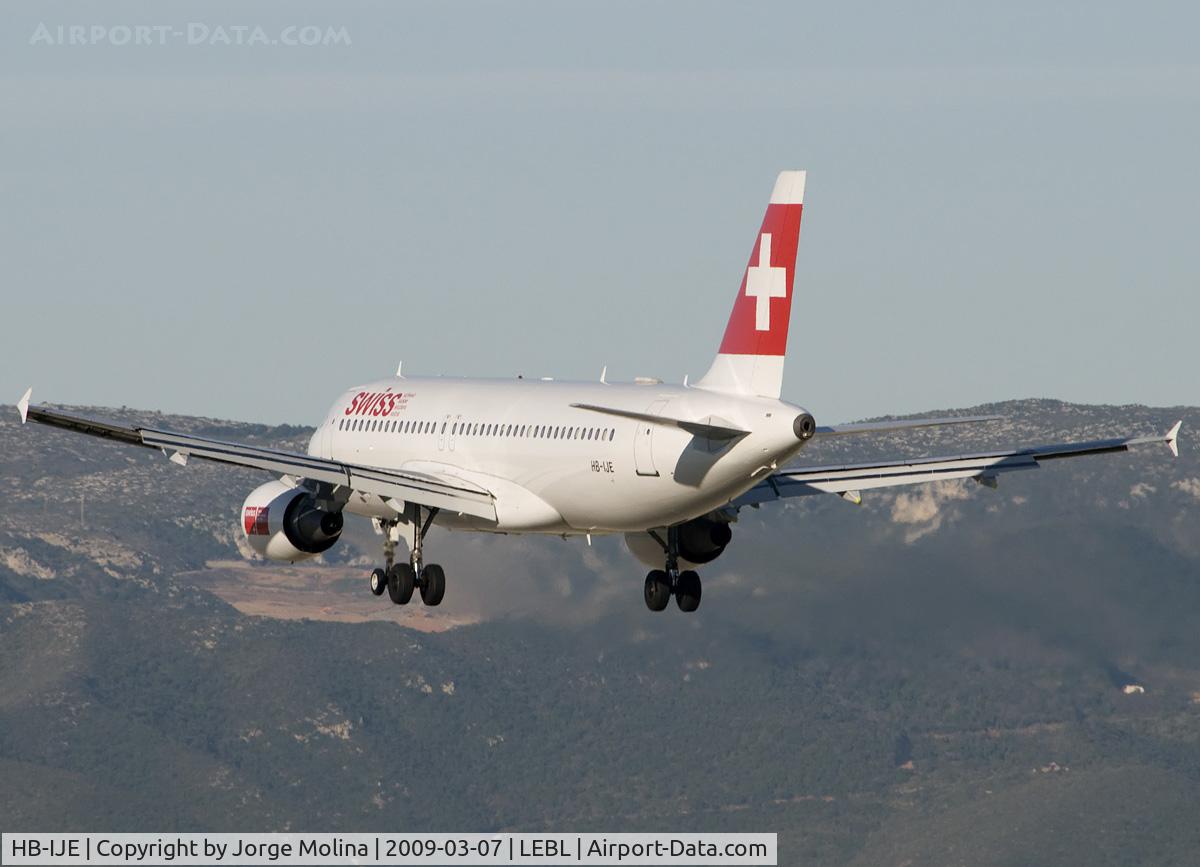 HB-IJE, 1995 Airbus A320-214 C/N 559, On final to RWY 25R.