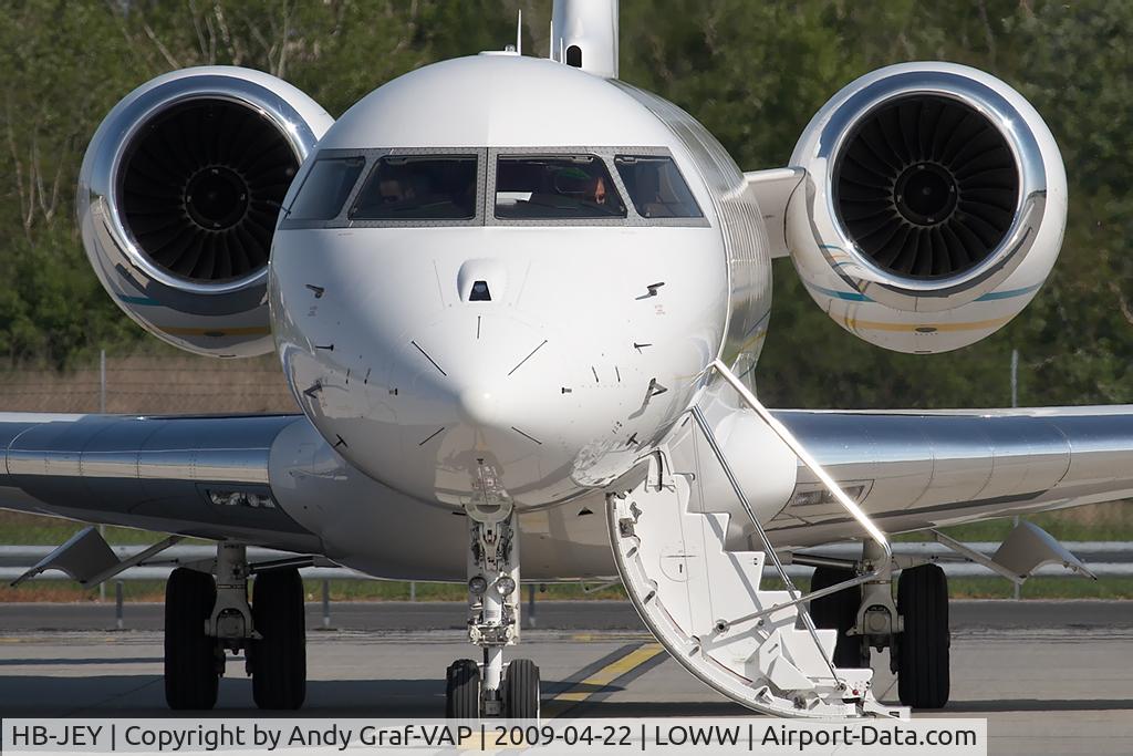 HB-JEY, 2005 Bombardier BD-700-1A10 Global Express C/N 9173, Comlux BD-700