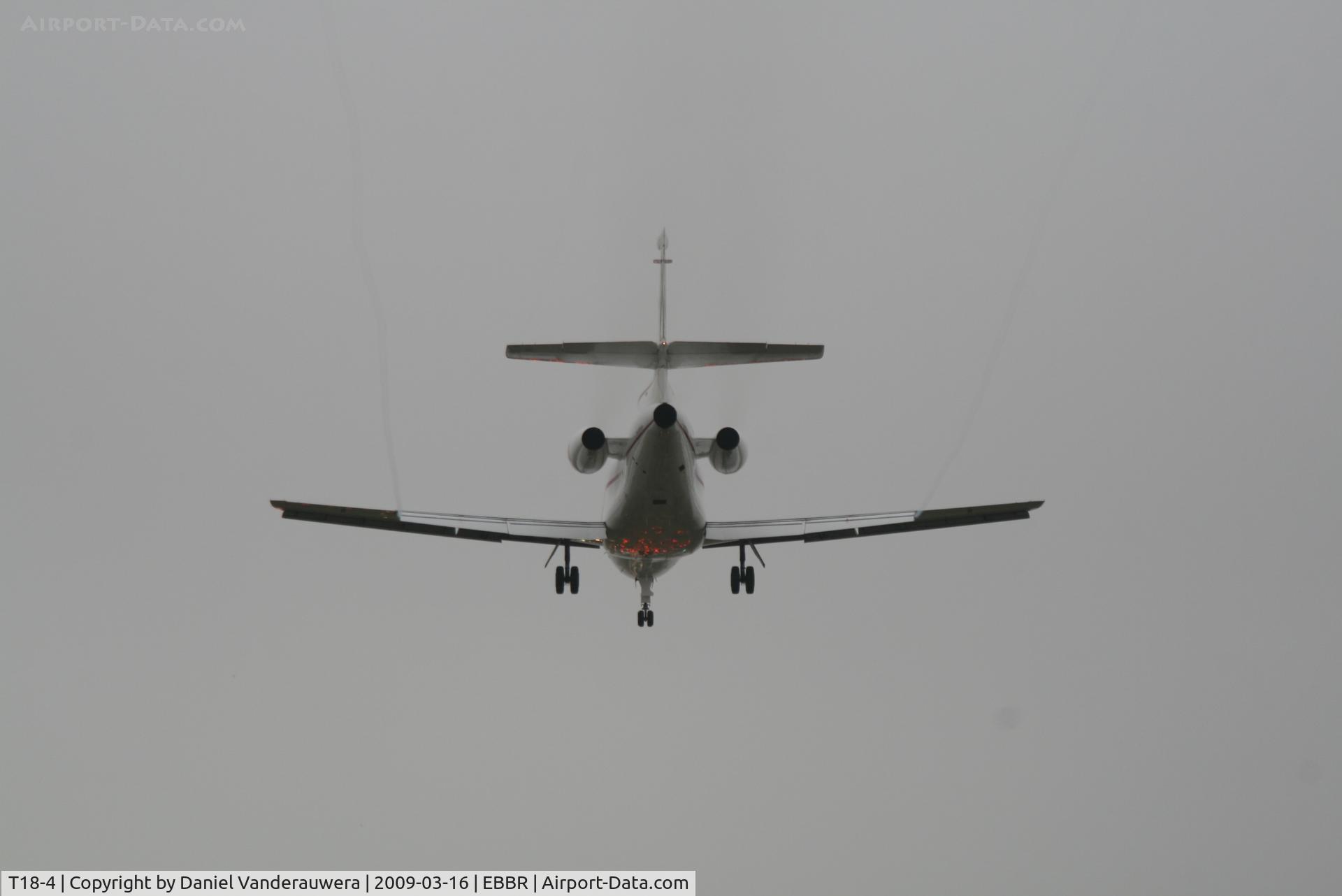 T18-4, 1989 Dassault Falcon 900B C/N 74, descending to rwy 25L with fog