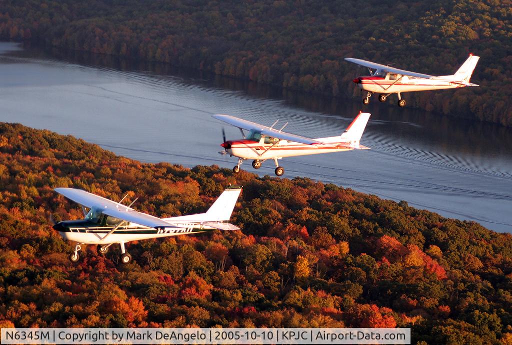 N6345M, Cessna 152 C/N 15284685, N6345M (3rd airplane) with its sister airplanes in formation, based at KPJC
