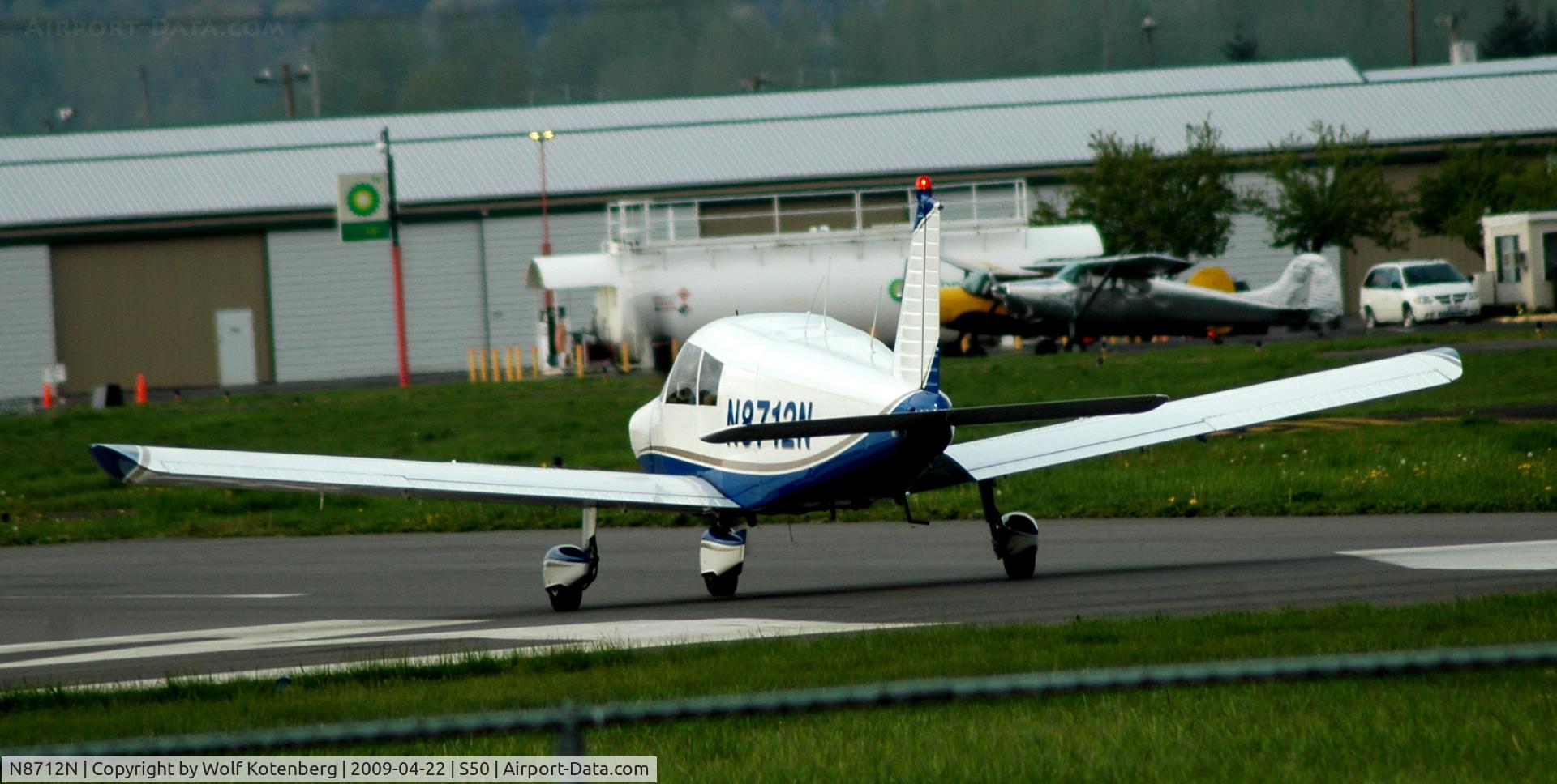 N8712N, 1969 Piper PA-28-140 C/N 28-25612, take-off roll