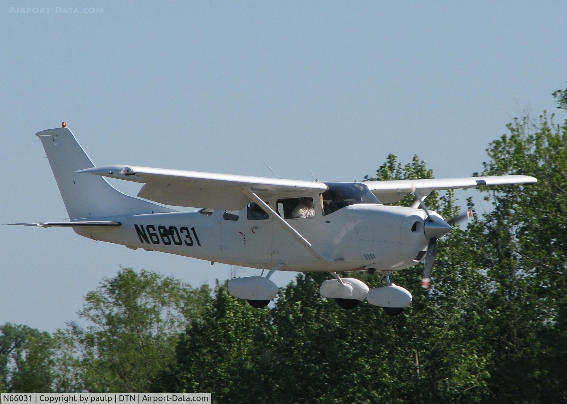 N66031, 2005 Cessna T206H Turbo Stationair C/N T20608512, Landing on 14 at Downtown Shreveport.