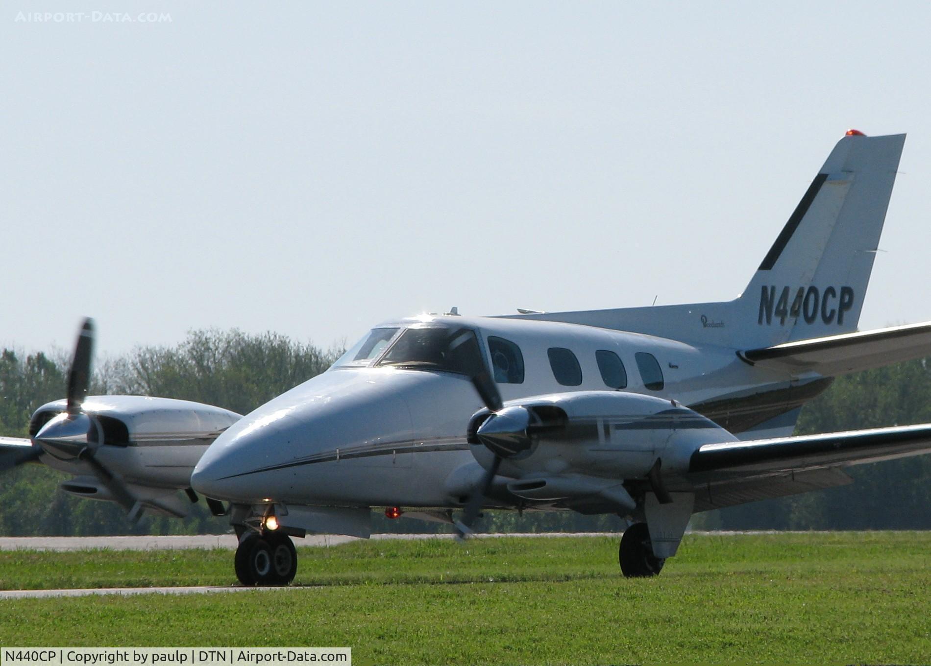 N440CP, 1975 Beech B-60 Duke C/N P-373, Taxiing to runway 14 on taxiway Foxtrot at the Shreveport Downtown airport.