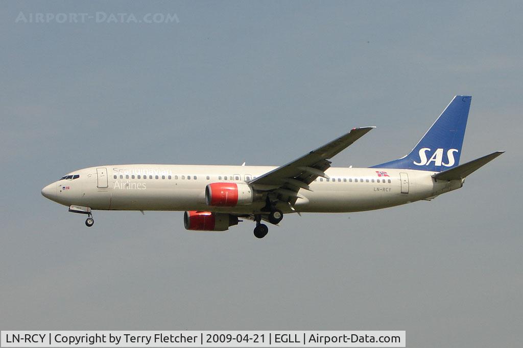 LN-RCY, 2001 Boeing 737-883 C/N 28324, SAS B737 on approach to Heathrow