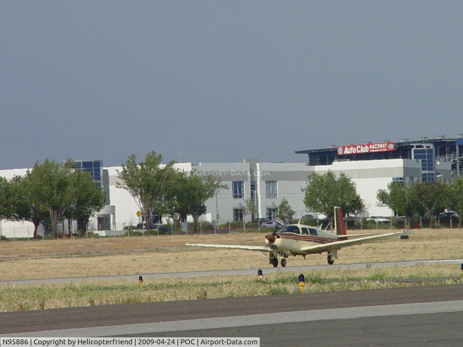 N95886, 1980 Mooney M20K C/N 25-0497, Taking off from 26L