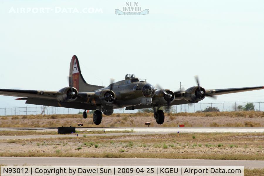 N93012, 1944 Boeing B-17G-30-BO Flying Fortress C/N 32264, N93012 touch down