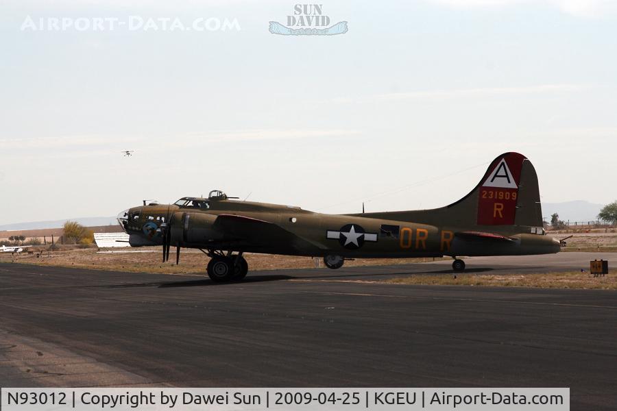 N93012, 1944 Boeing B-17G-30-BO Flying Fortress C/N 32264, taxi to the ramp