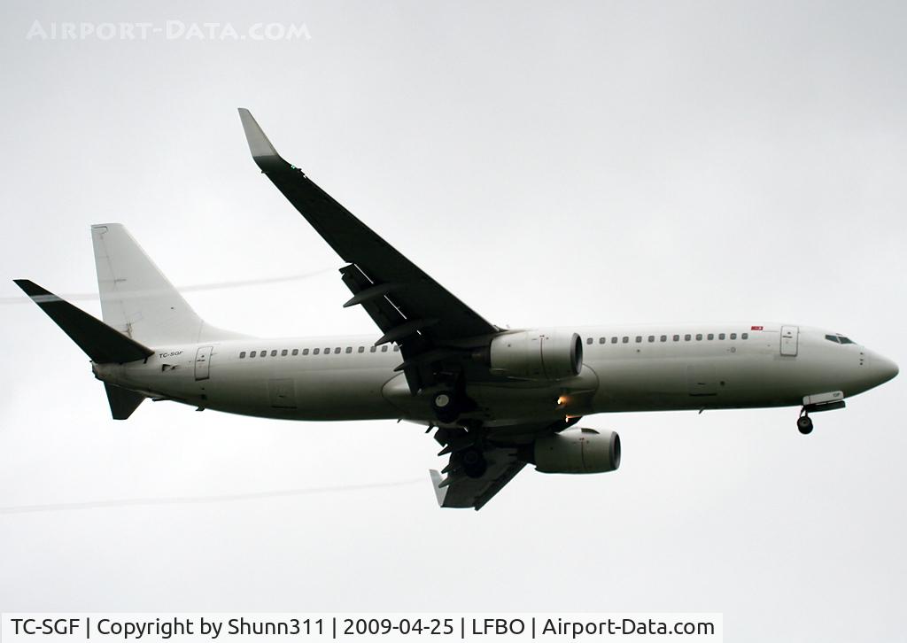 TC-SGF, 2002 Boeing 737-83N C/N 28249, Landing rwy 32L for Air Algerie