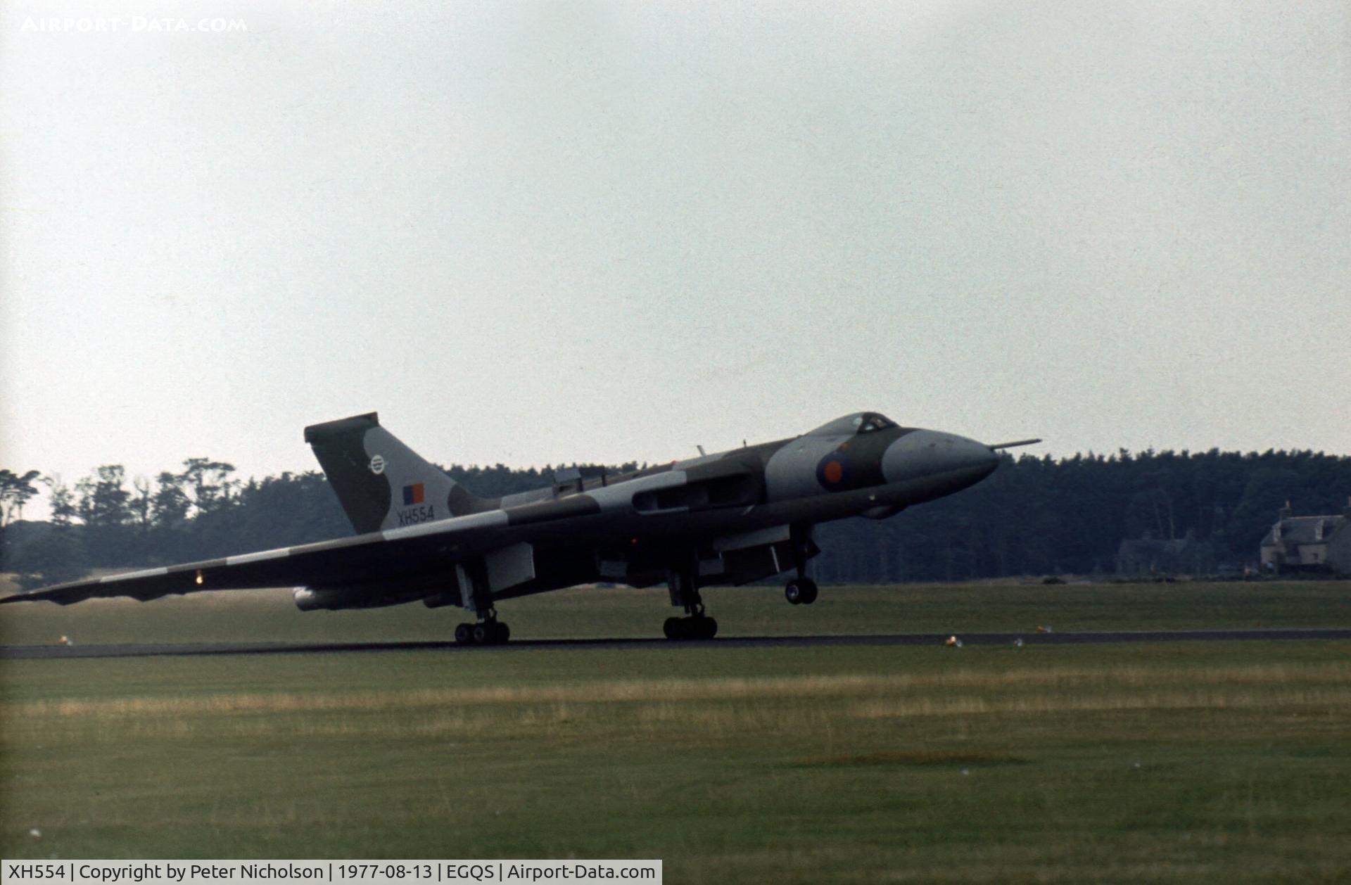 XH554, 1961 Avro Vulcan B.2 C/N Set 8, Vulcan B.2A of 101 Squadron landing at the 1977 RAF Lossiemouth Open Day.