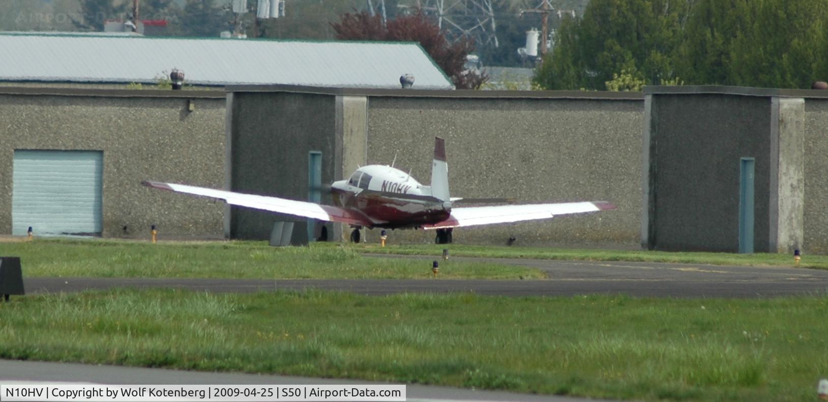 N10HV, 1965 Mooney M20E C/N 715, Taxying to the north end