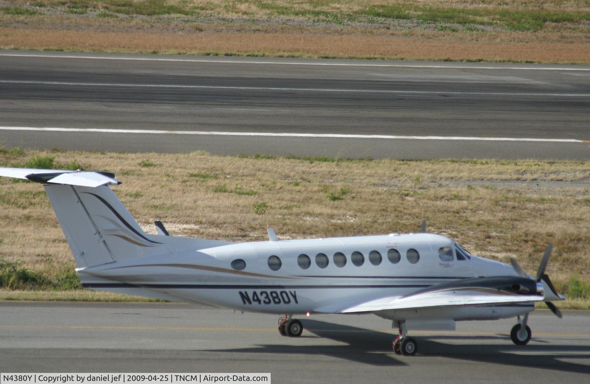 N4380Y, Raytheon Aircraft Company B300 C/N FL-280, taxing runway 10