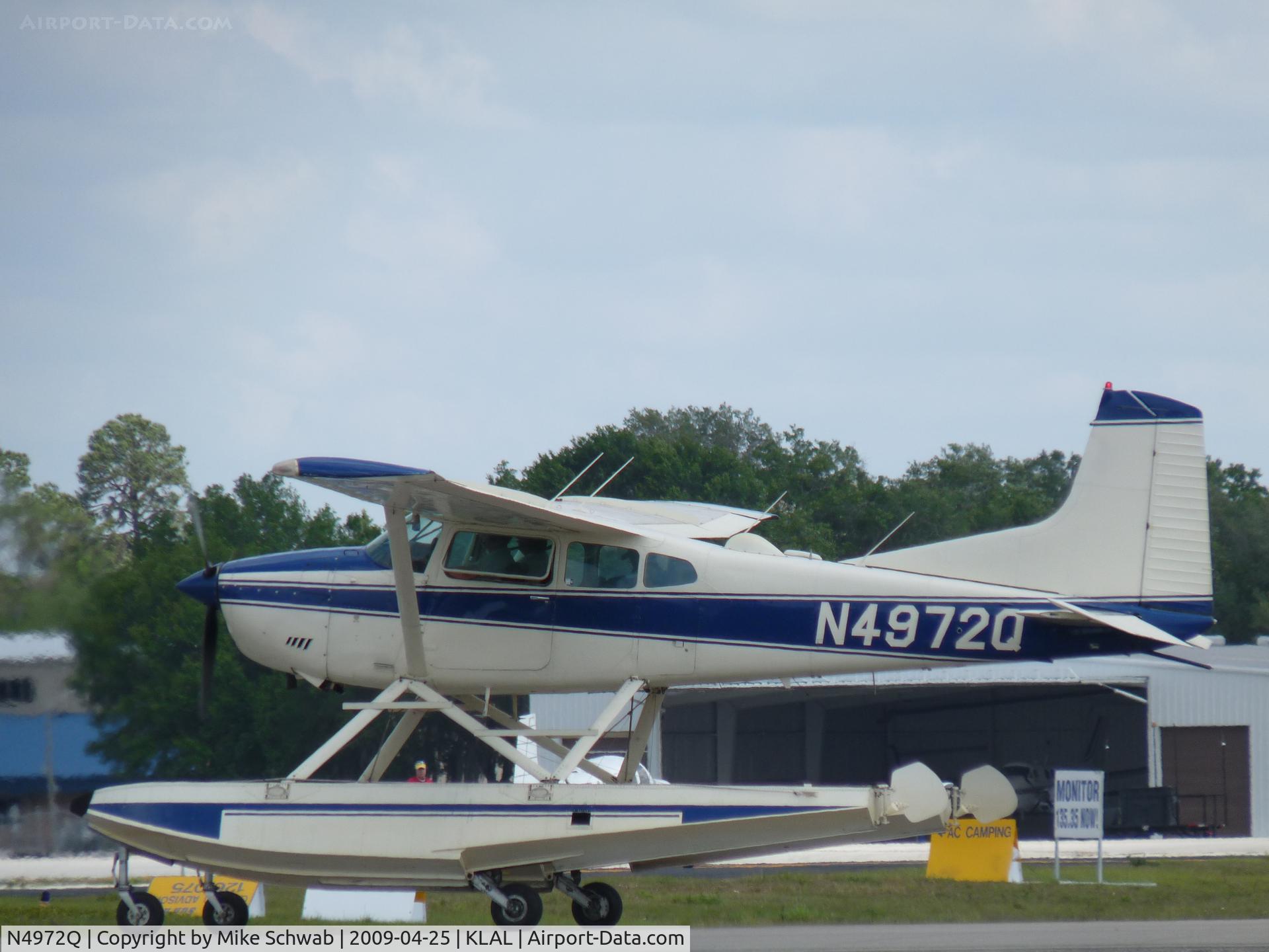N4972Q, 1978 Cessna A185F Skywagon 185 C/N 18503591, Taxing at Sun-N-Fun