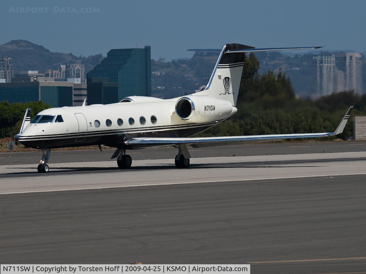 N711SW, 2007 Gulfstream Aerospace GIV-X (G450) C/N 4085, N711SW departing from RWY 21
