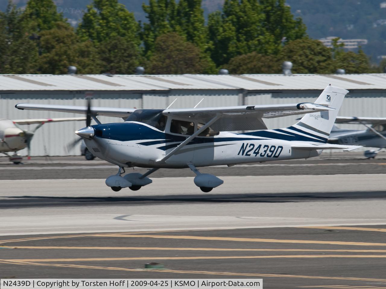 N2439D, 2006 Cessna T182T Turbo Skylane C/N T18208525, N2439D arriving on RWY 21