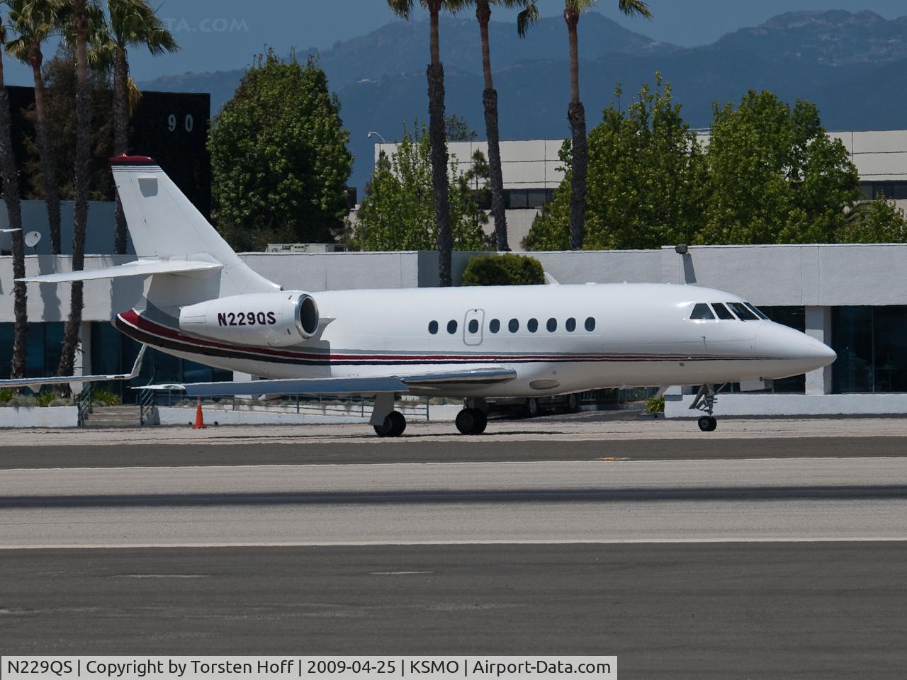 N229QS, 2001 Dassault Falcon 2000 C/N 129, N229QS taxiing