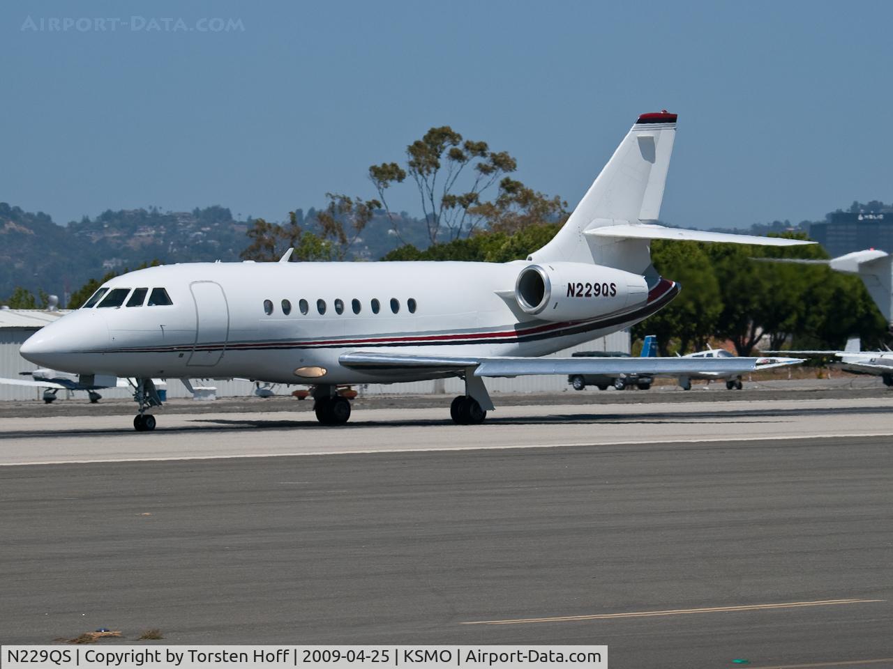 N229QS, 2001 Dassault Falcon 2000 C/N 129, N229QS departing from RWY 21