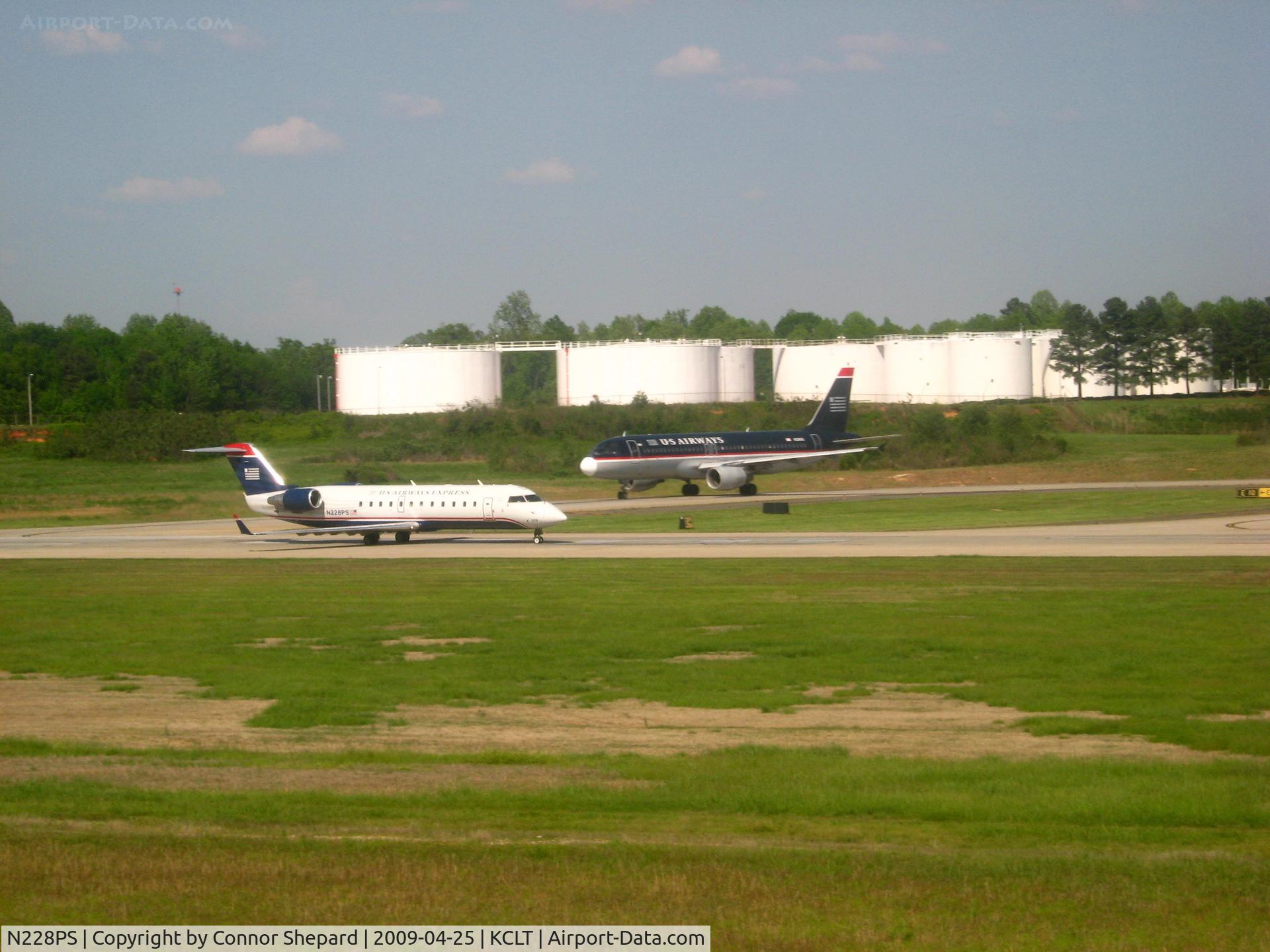 N228PS, 2004 Bombardier CRJ-200ER (CL-600-2B19) C/N 7897, 