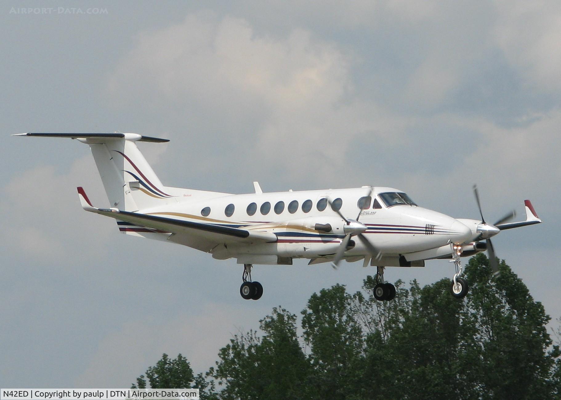 N42ED, 2000 Raytheon Aircraft Company B300 C/N FL-302, Landing on 14 at Downtown Shreveport.