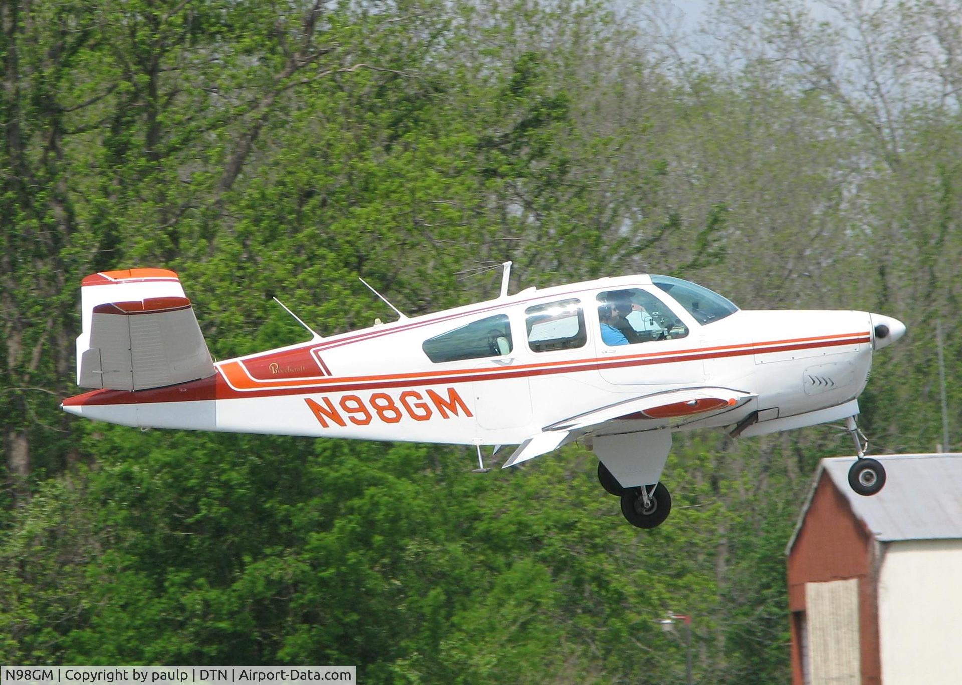 N98GM, 1961 Beech N35 Bonanza C/N D-6628, Landing on 14 at Downtown Shreveport.