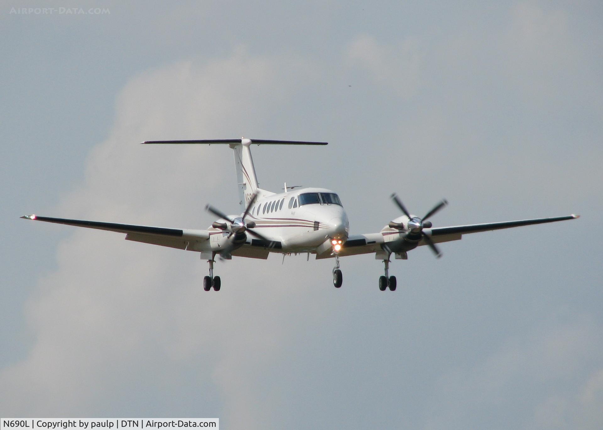 N690L, 1997 Raytheon Aircraft Company B200 C/N BB-1573, Landing at the Shreveport Downtown Airport.