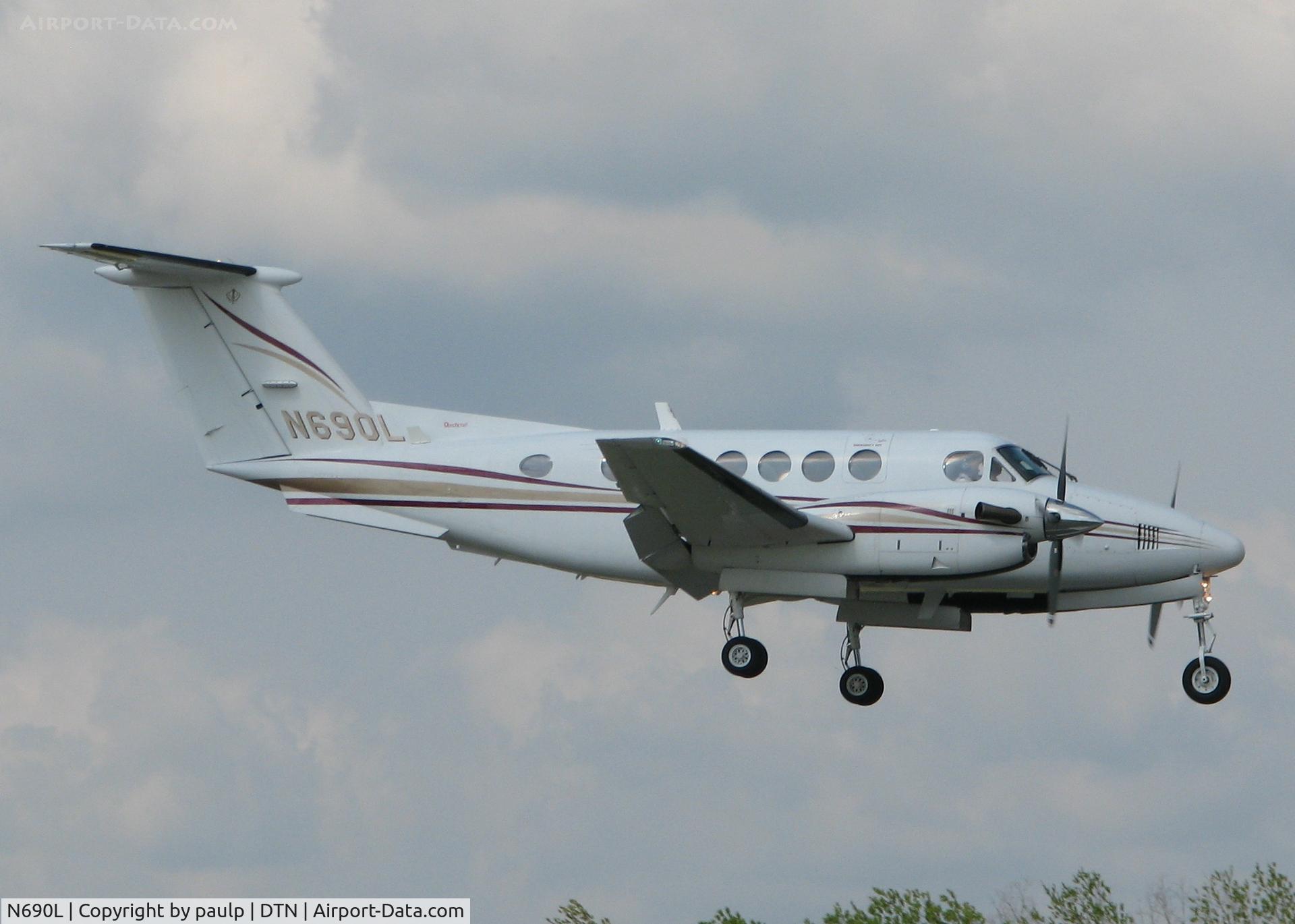 N690L, 1997 Raytheon Aircraft Company B200 C/N BB-1573, Landing at the Shreveport Downtown Airport.