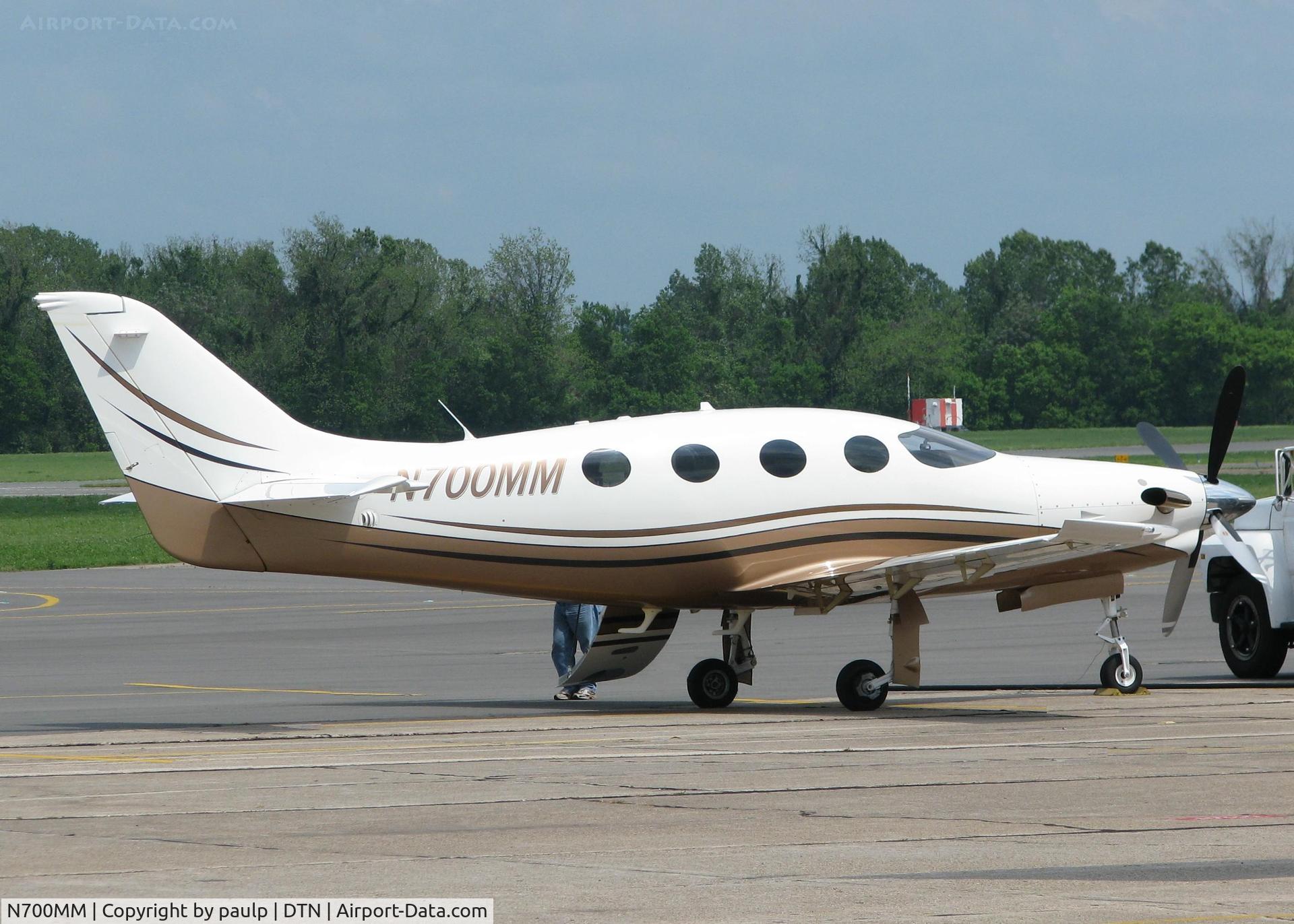 N700MM, 2006 Epic LT Dynasty C/N 010, Parked at the Shreveport Downtown airport.