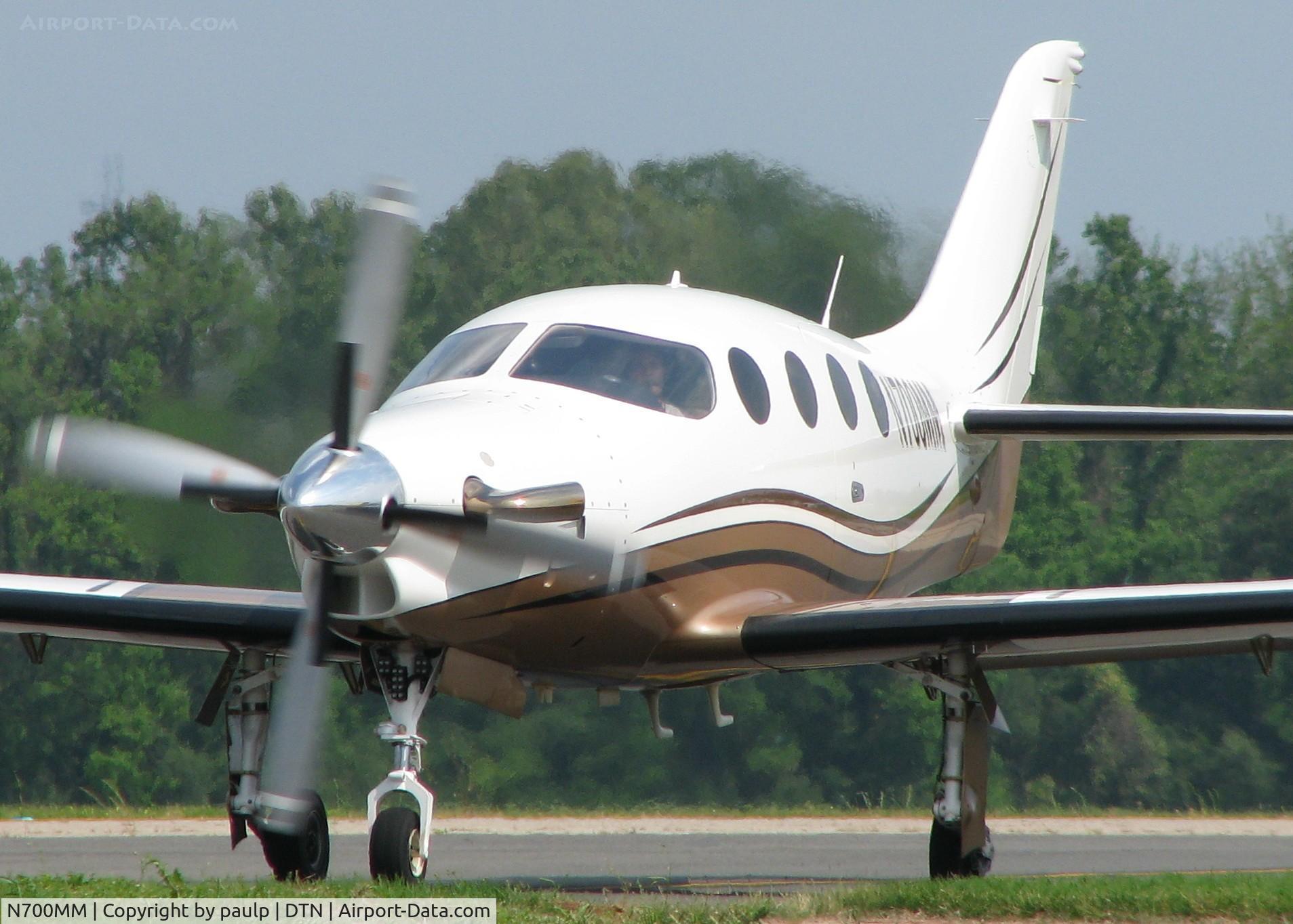 N700MM, 2006 Epic LT Dynasty C/N 010, Taxiing to runway 14 on taxiway Fowxtrot at the Shreveport Downtown airport.