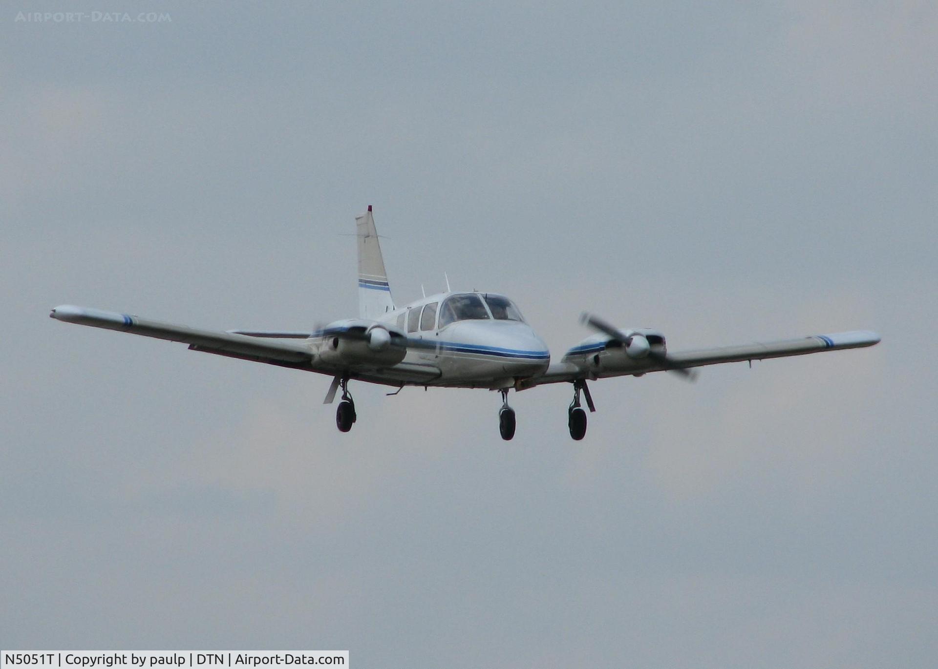 N5051T, 1972 Piper PA-34-200 Seneca C/N 34-7250237, Landing on 14 at Downtown Shreveport.