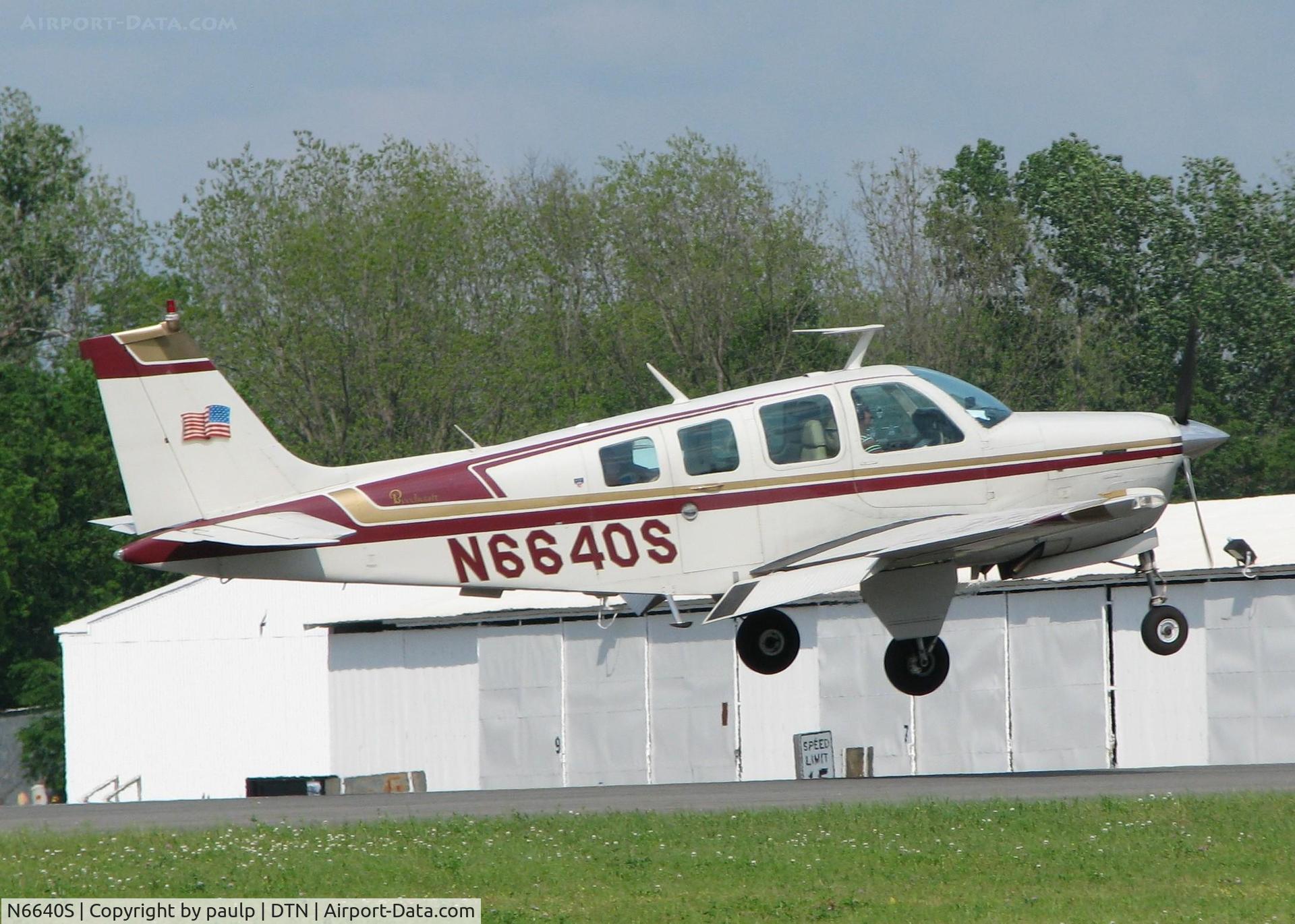 N6640S, 1976 Beech A36 Bonanza 36 C/N E-804, About to touch down on runway 14 at the Shreveport Downtown airport.
