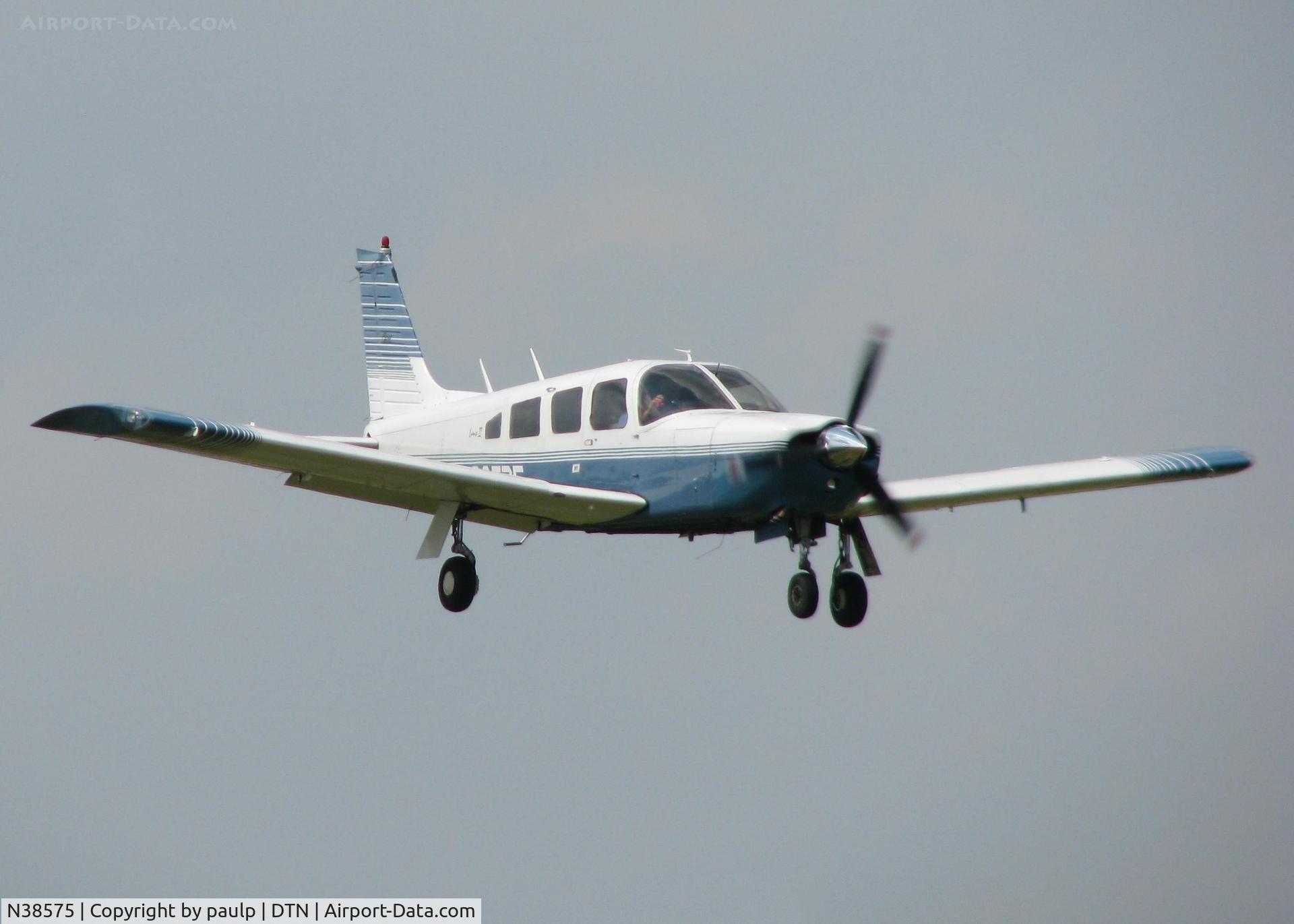 N38575, 1977 Piper PA-32R-300 Cherokee Lance C/N 32R-7780444, Landing on 14 at Downtown Shreveport.