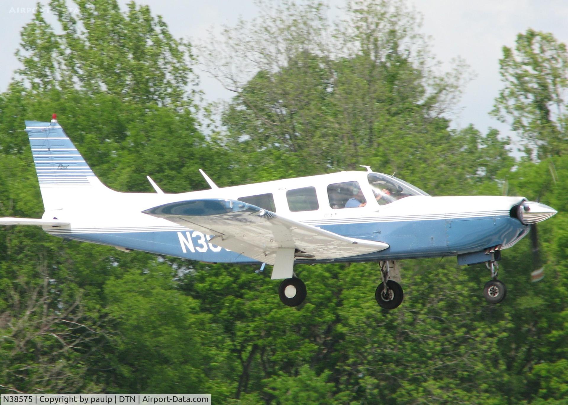 N38575, 1977 Piper PA-32R-300 Cherokee Lance C/N 32R-7780444, Landing on runway 14 at the Shreveport Downtown airport.