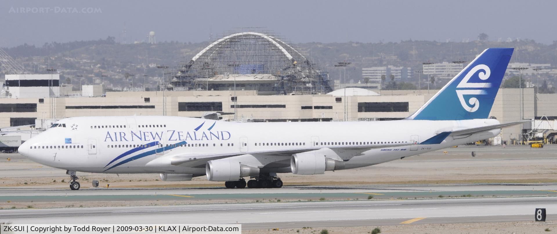 ZK-SUI, Boeing 747-441 C/N 24957, Taxi to gate