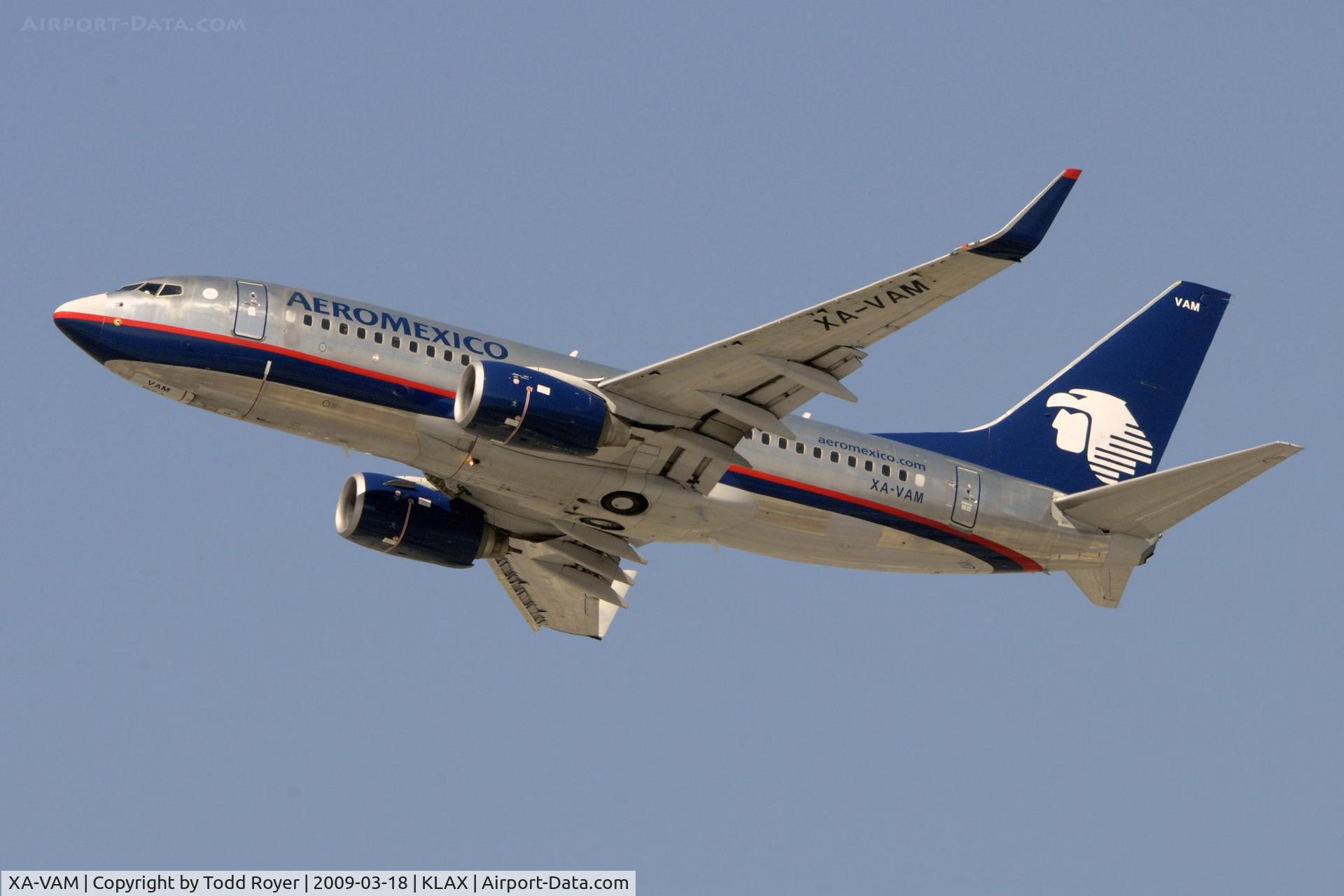 XA-VAM, 2005 Boeing 737-752 C/N 34295, Departing LAX on 25R
