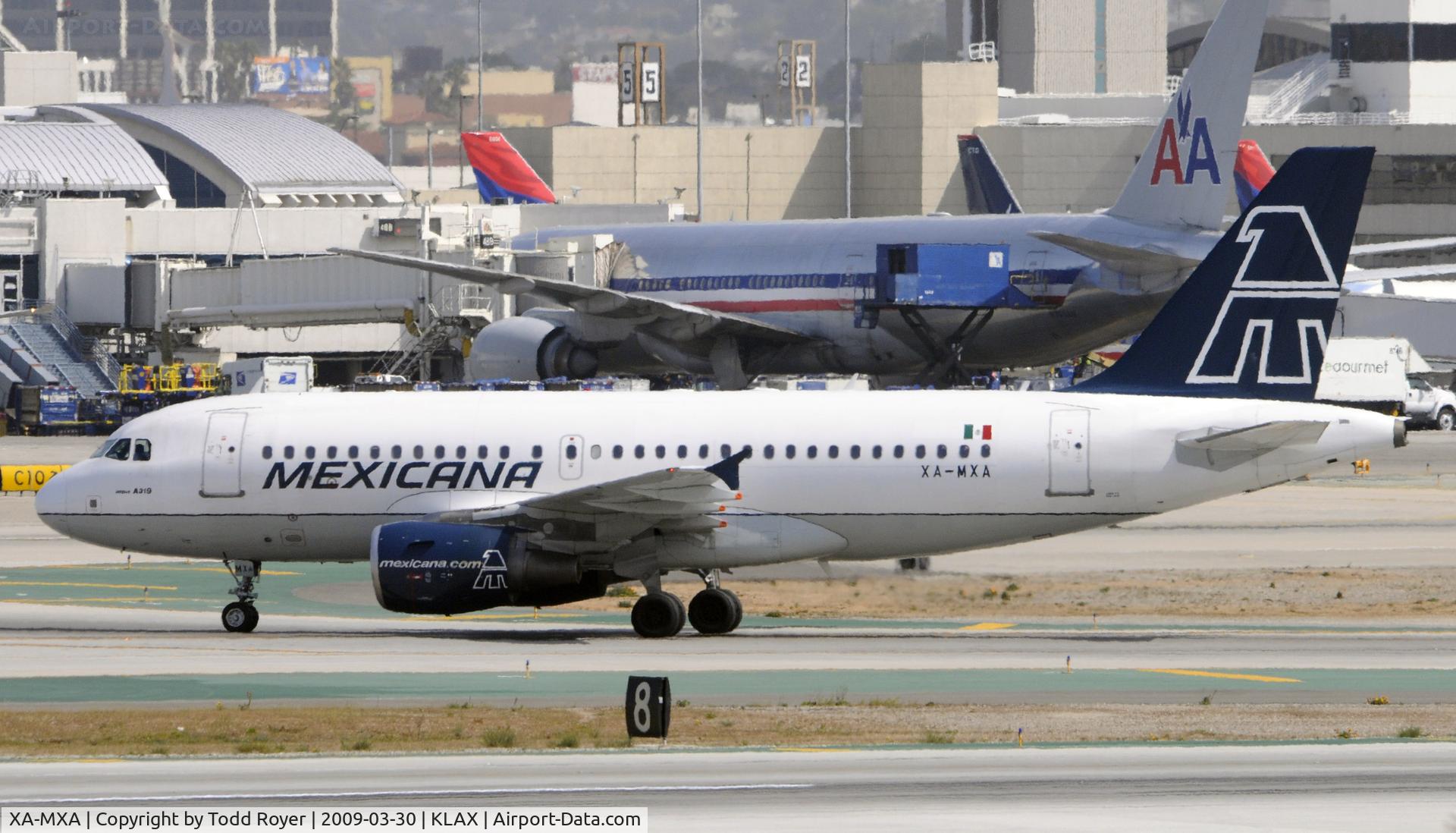 XA-MXA, 2004 Airbus A319-112 C/N 2078, Taxi to gate